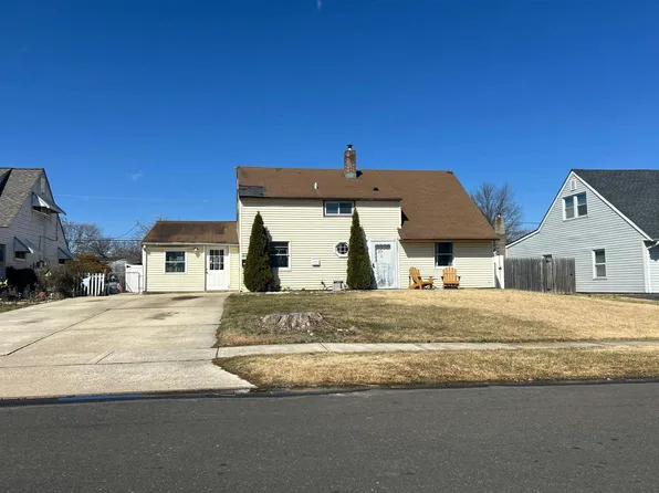 23 Whitewood Dr, Levittown, PA 19057