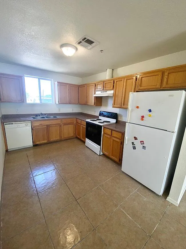 3 bed, 875 sqft, $895 — Photo 4