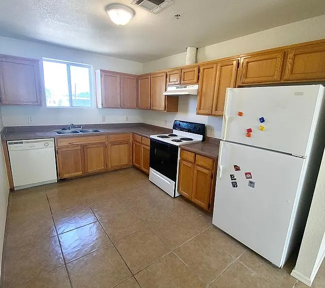 486 S 15th Ave #C — Photo 4