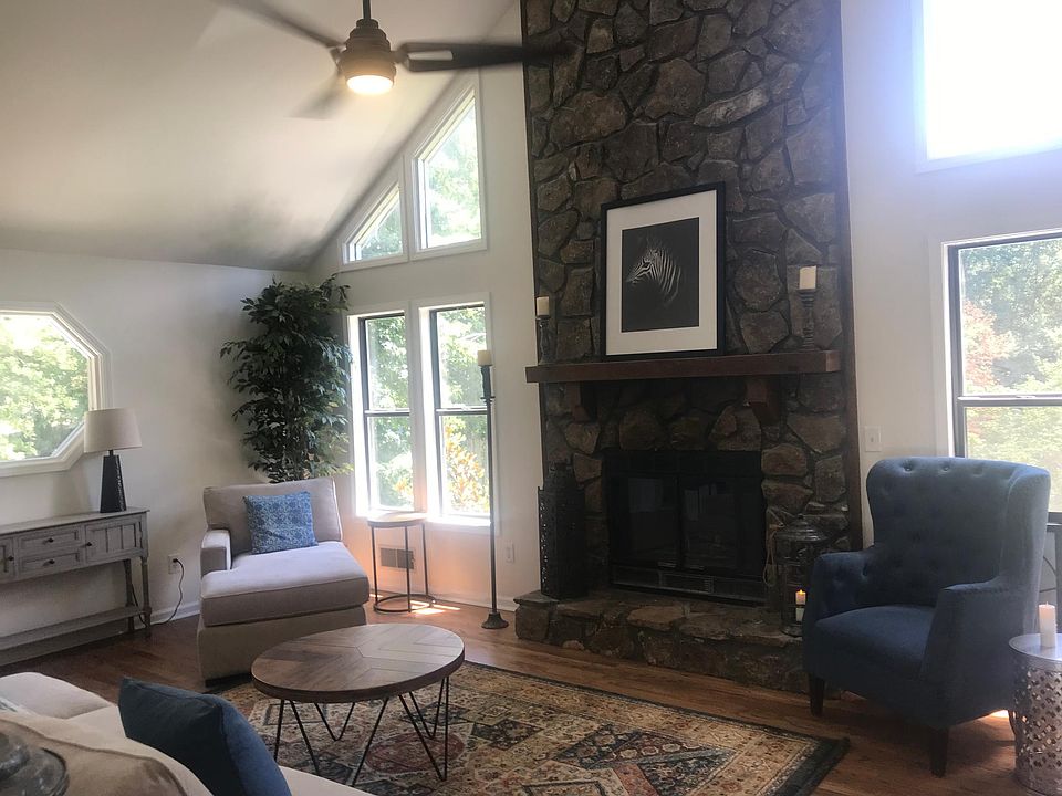 LARGE DEN WITH OPEN FLOOR PLAN