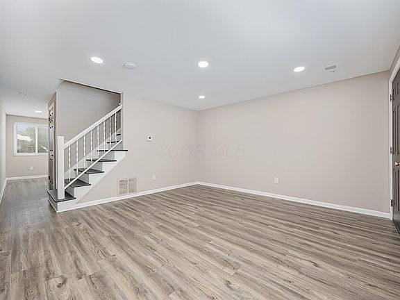 4th image of 3287 Reis Ave