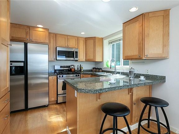 3rd image of 1826 Franklin Ave E