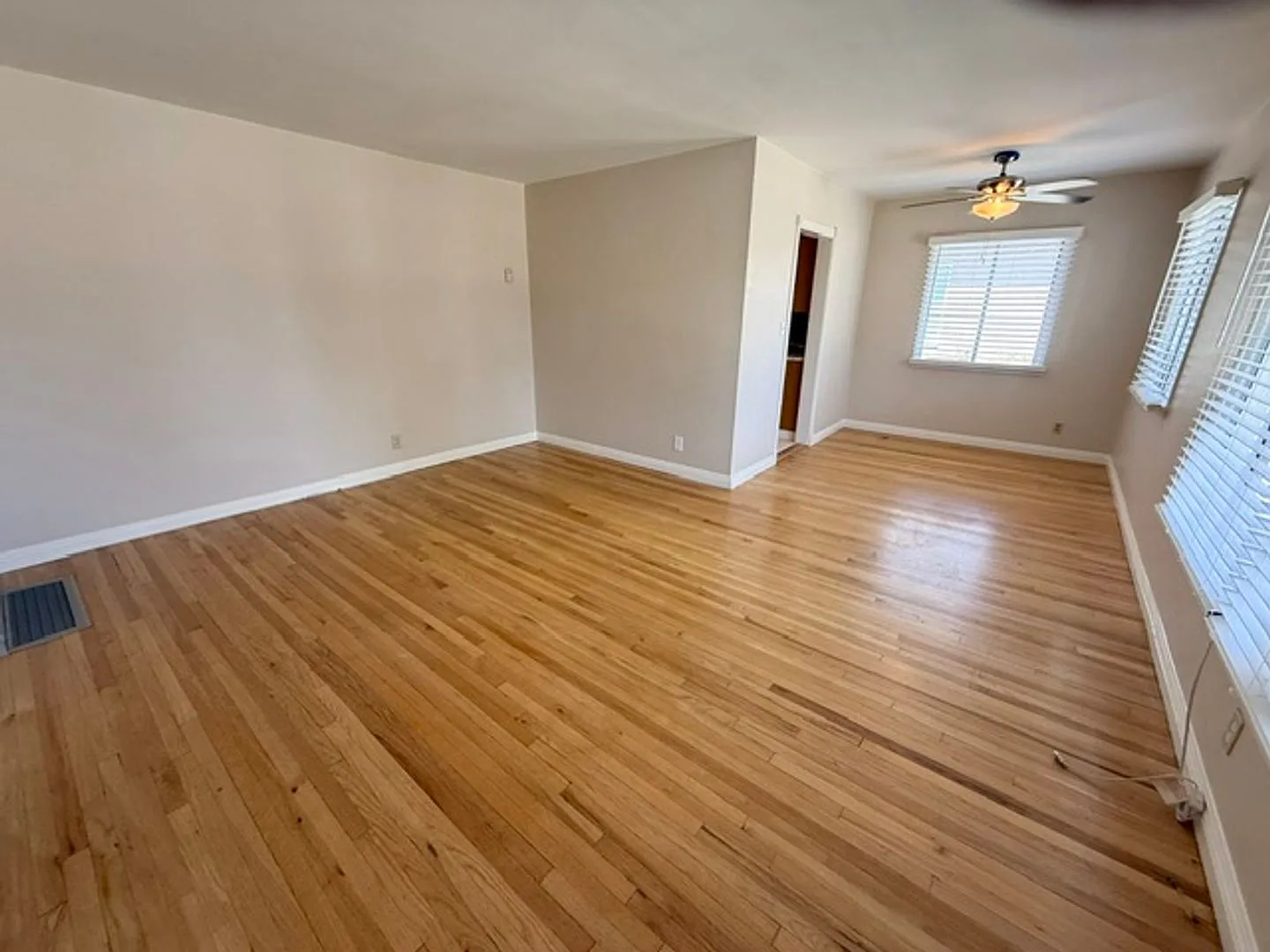 Lakewood Steps To Heartwell Park! 3br/1ba $3975mo — Photo 3