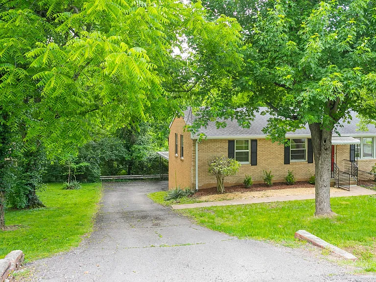 4933 Millerwood Dr — Photo 36