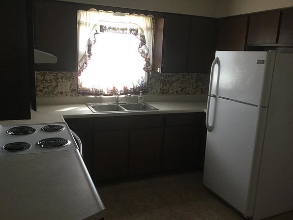 4th image of 218 Whiting St
