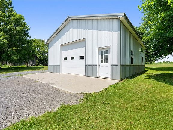 3rd image of 2797 Center Rd