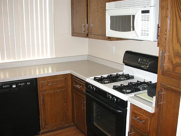 5th image of 475 Bancroft Gln