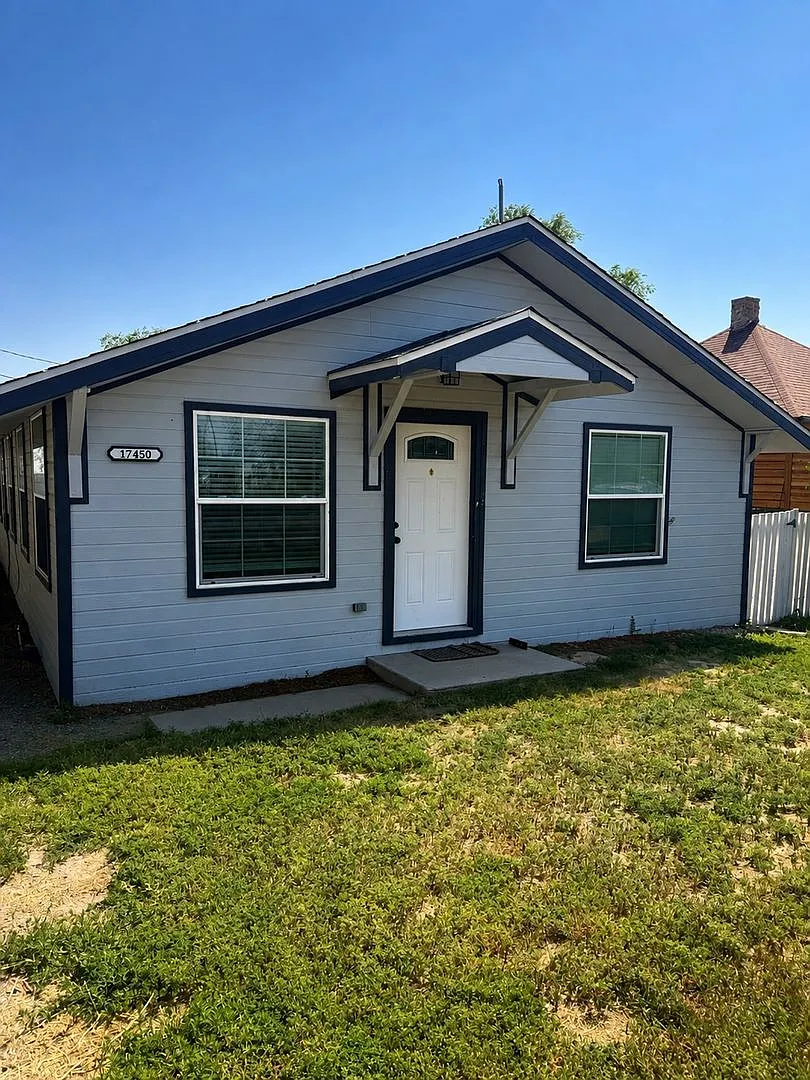 Charming updated 2 bedroom, 1 bath home in Ault — Photo 1
