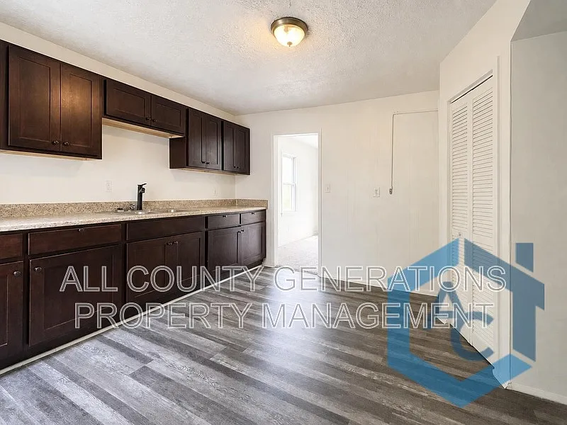 4 bed, 1.0 bath, 1421 sqft, $1,750 — Photo 3