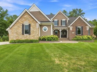 34145 Oak Forest Dr, Farmington Hills, MI 48331