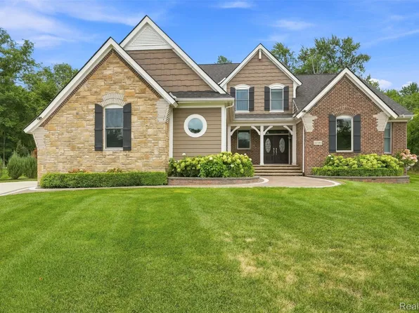 34145 Oak Forest Dr, Farmington Hills, MI 48331