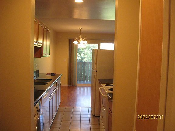 5th image of 417 Bellevue Way SE #Townhouse 202