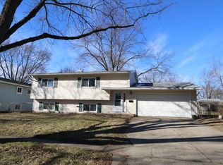 952 Cambridge Ln, Crystal Lake, IL 60014
