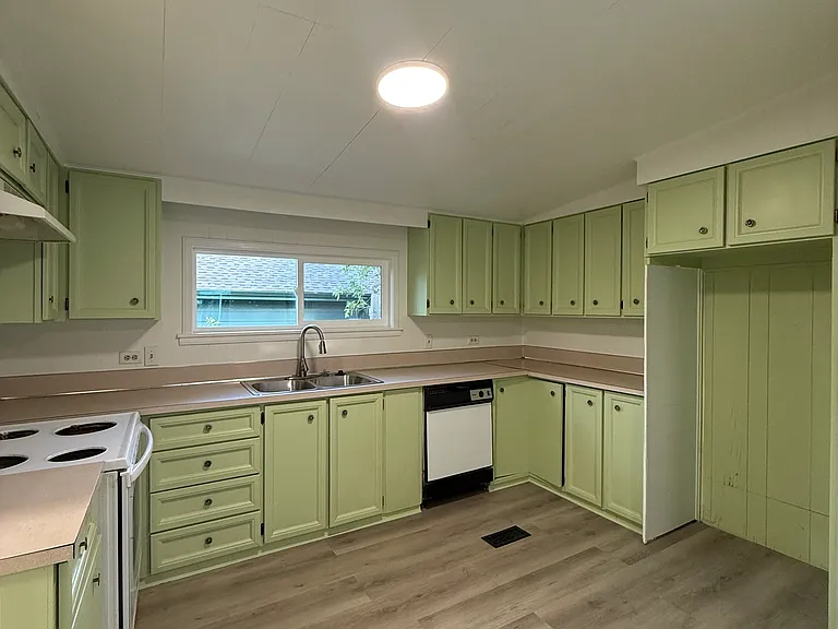 635 Washington Ave — Photo 9