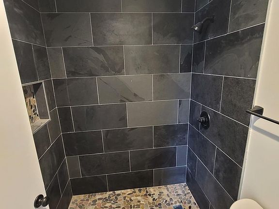 5th image of 2121 Mission Ave #6