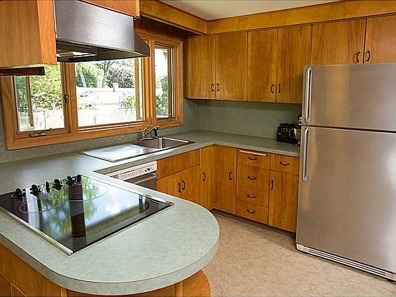 3rd image of 8 Golini Dr