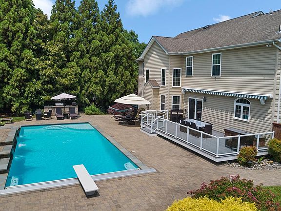 4th image of 3325 Cox Rd