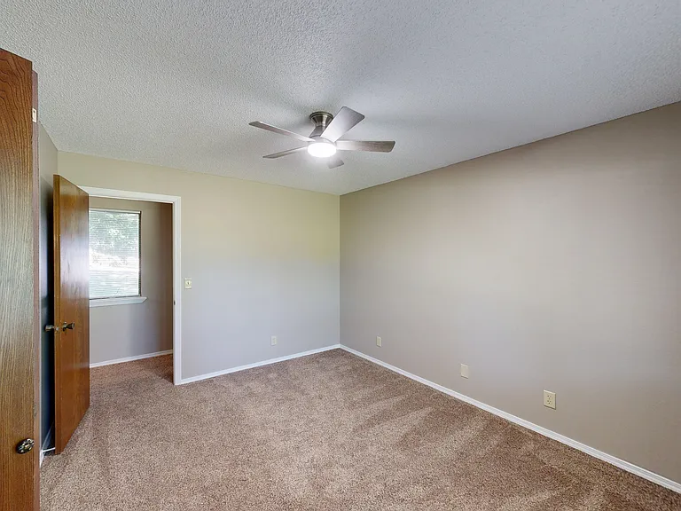 1275 N Gregg Ave — Photo 35