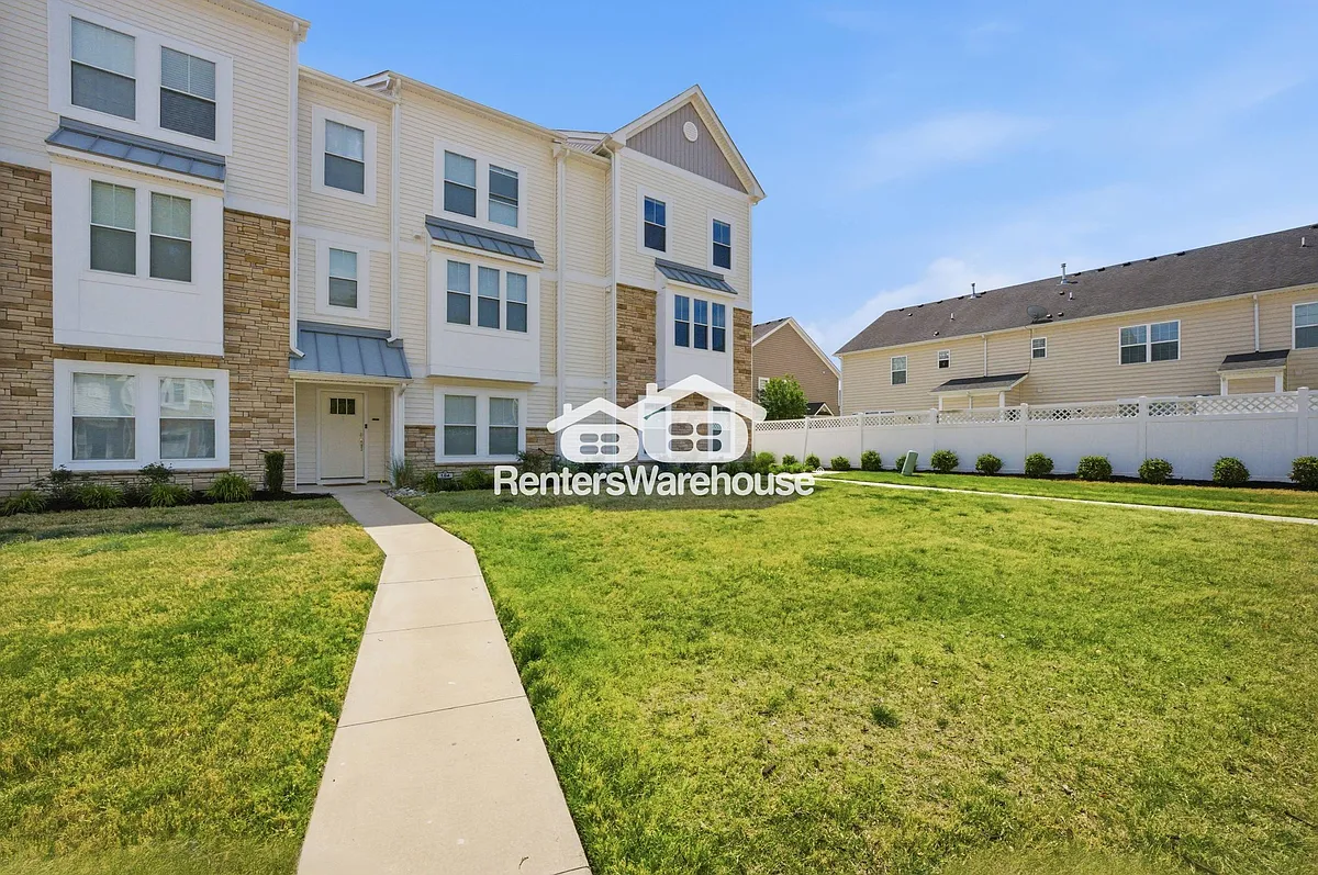 Building Photo - 1005 Opal St #105