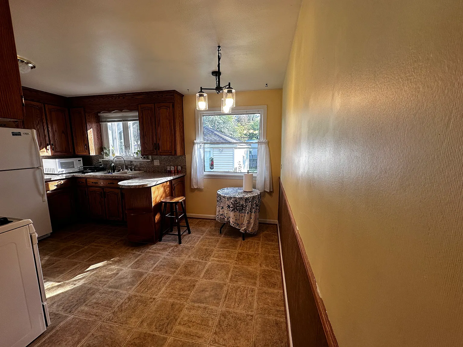 3 bed, 1062 sqft, $2,100 — Photo 3
