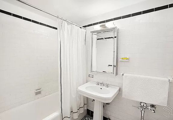3rd image of 470 W 24th St APT 16E