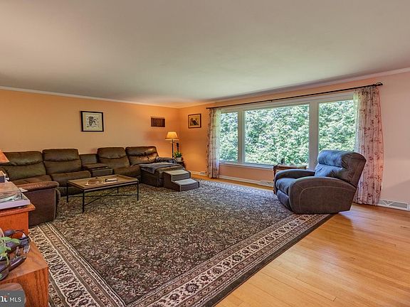 5th image of 111 Quaker Hill Ln