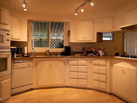 3rd image of 1150 Ventura Blvd Space 118A