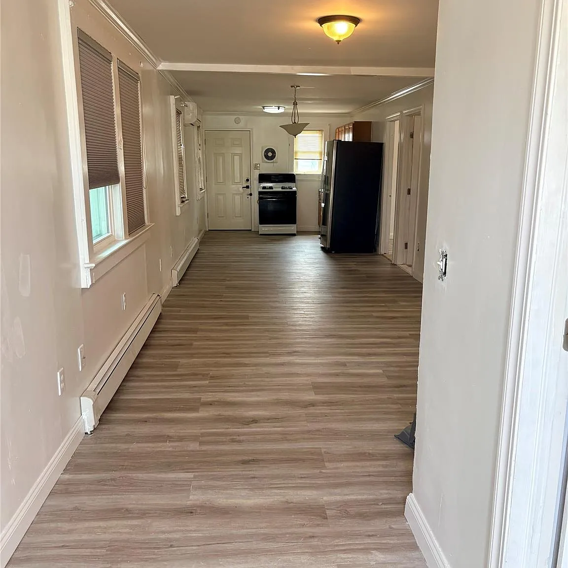 3 bed, 1.0 bath, 840 sqft, $3,600 — Photo 2