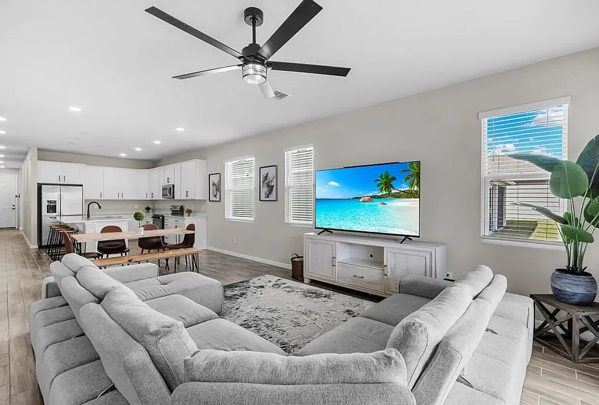 10157 Spring Lake Dr — Photo 4