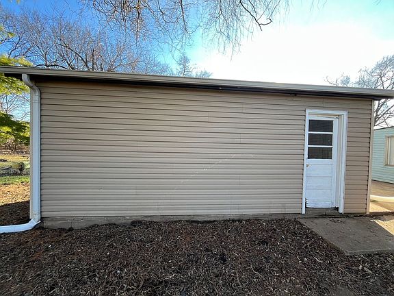 3rd image of 3111 Roslyn Dr