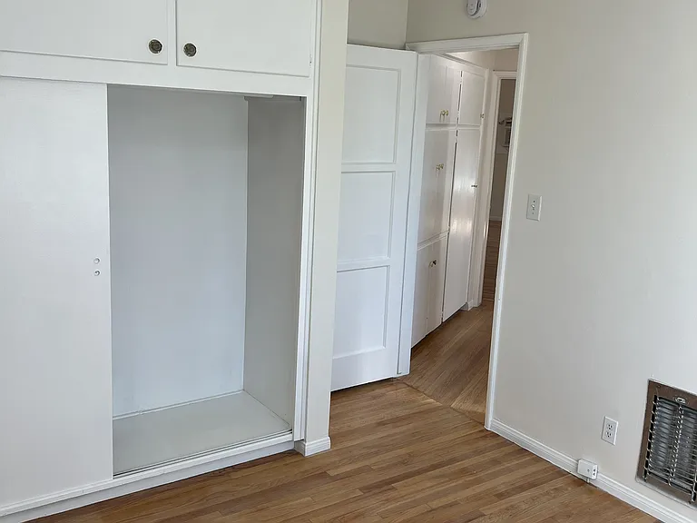 401 W Grand Ave #C — Photo 12