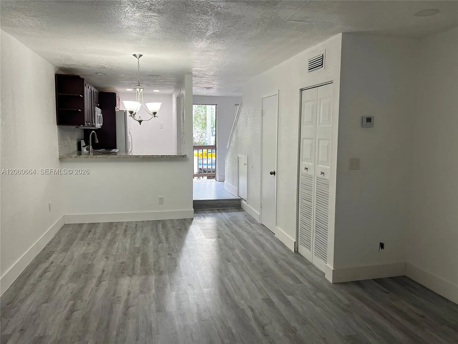 River Club Townhouse Cond — Photo 4