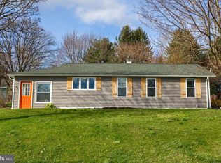 11 S Conestoga View Dr, Akron, PA 17501