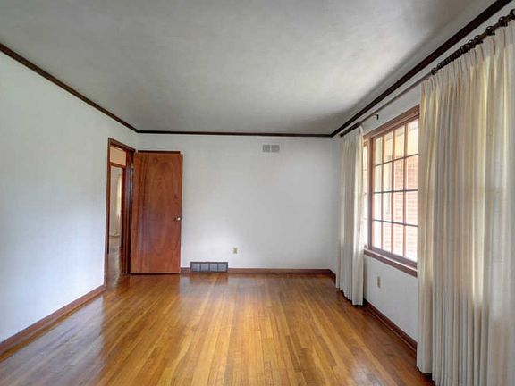 4th image of 404 Dreger Ave