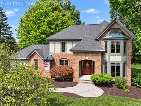 39202 Point Ct, Farmington Hills, MI 48331
