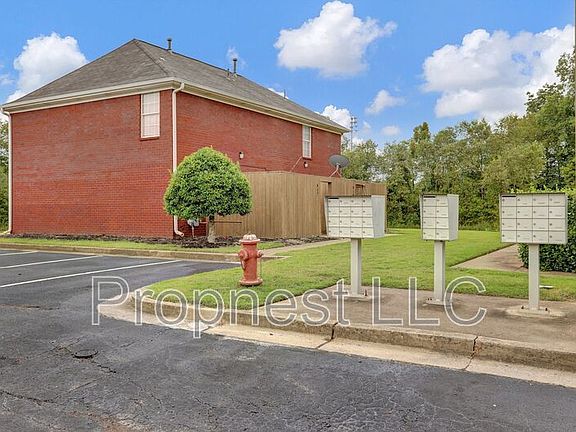 3rd image of 840 Barrington Woods Cv
