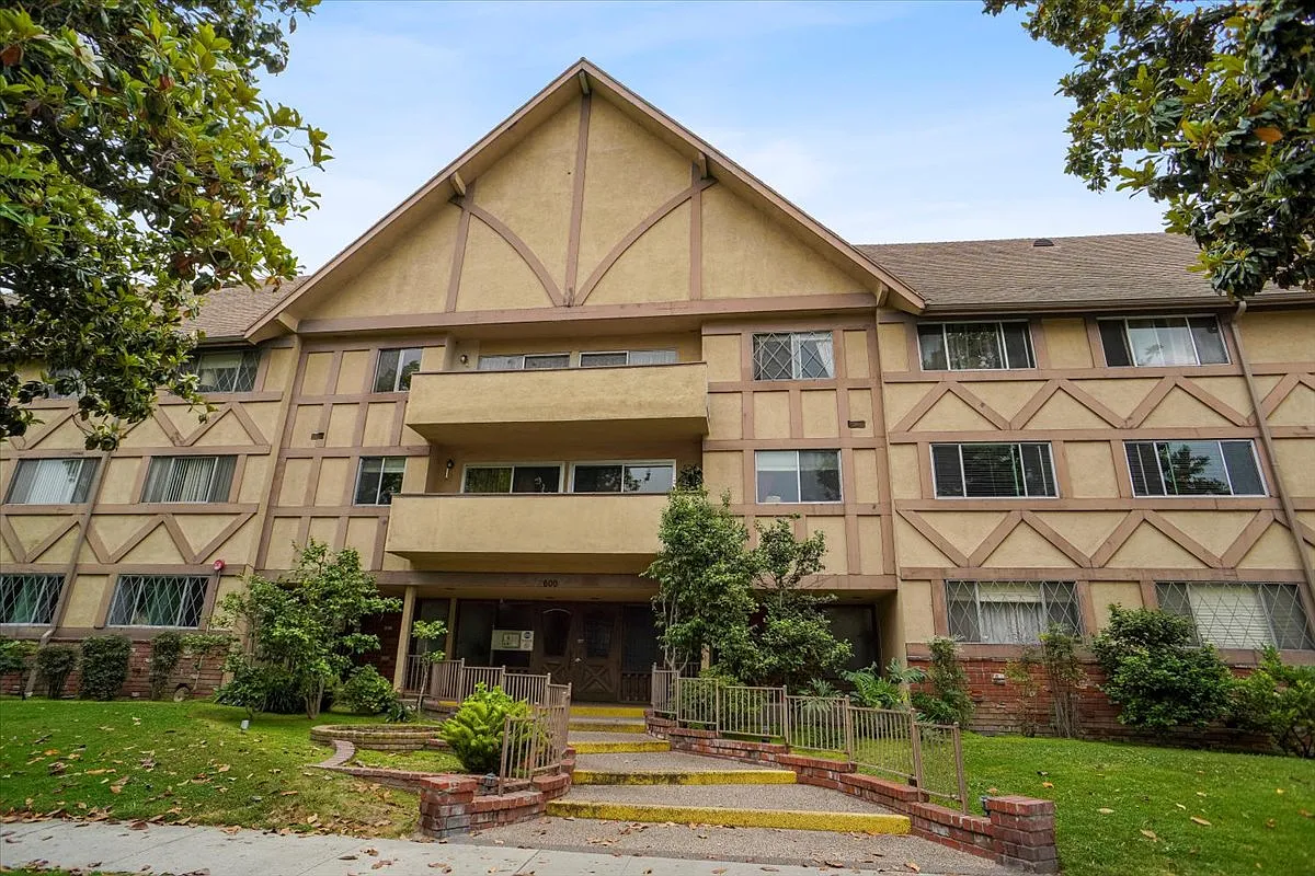 1 bed, 880 sqft, $2,400 — Photo 1