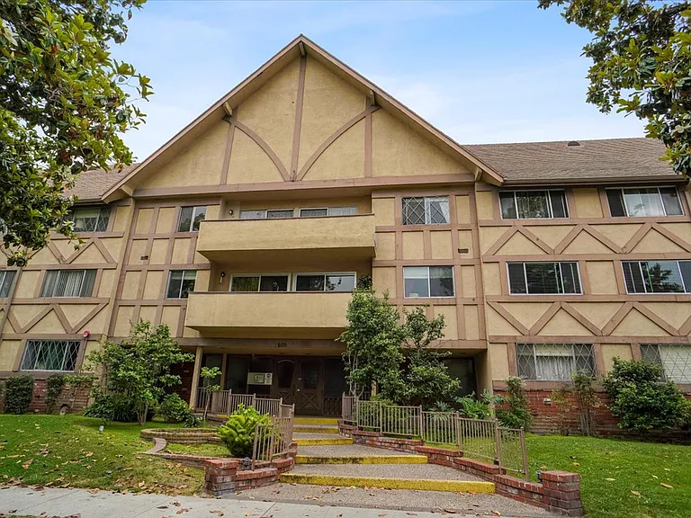 600 W Stocker St #316 — Photo 1