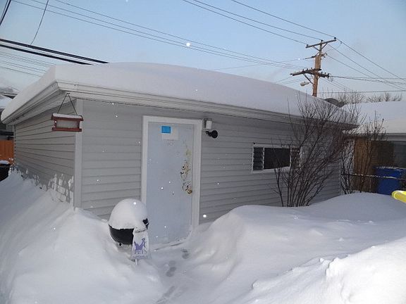 3rd image of 5752 W Montrose Ave