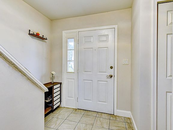 Entry Foyer
Large entry foyer with tiled floor
