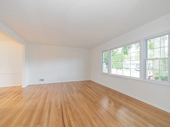 3rd image of 35 Lonsdale Dr