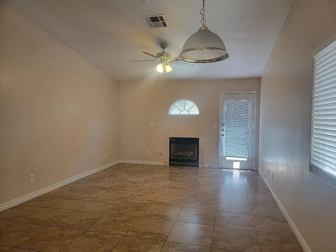 3 bed, 1702 sqft, $1,999 — Photo 3