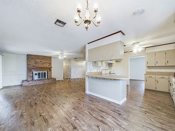 3rd image of 303 E Martial Ave