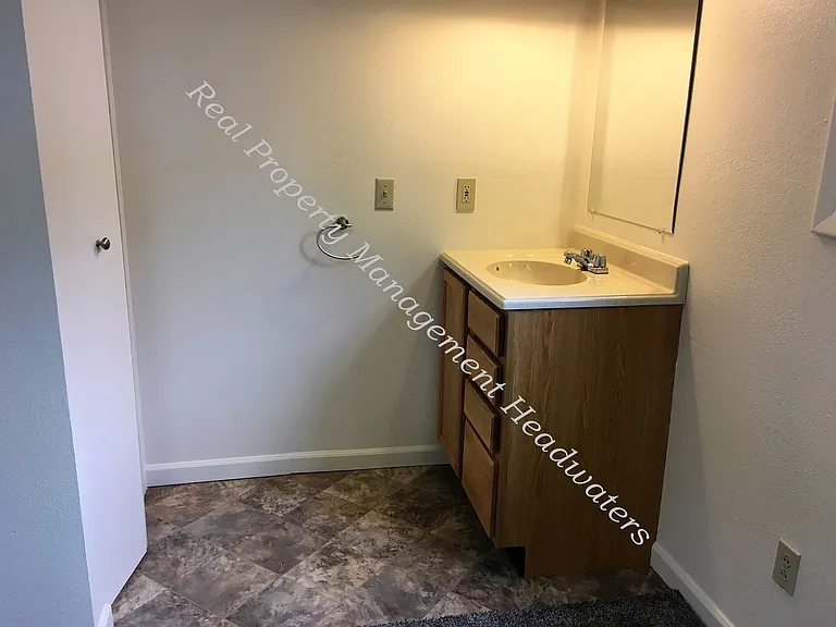 820 E Broadway St — Photo 13