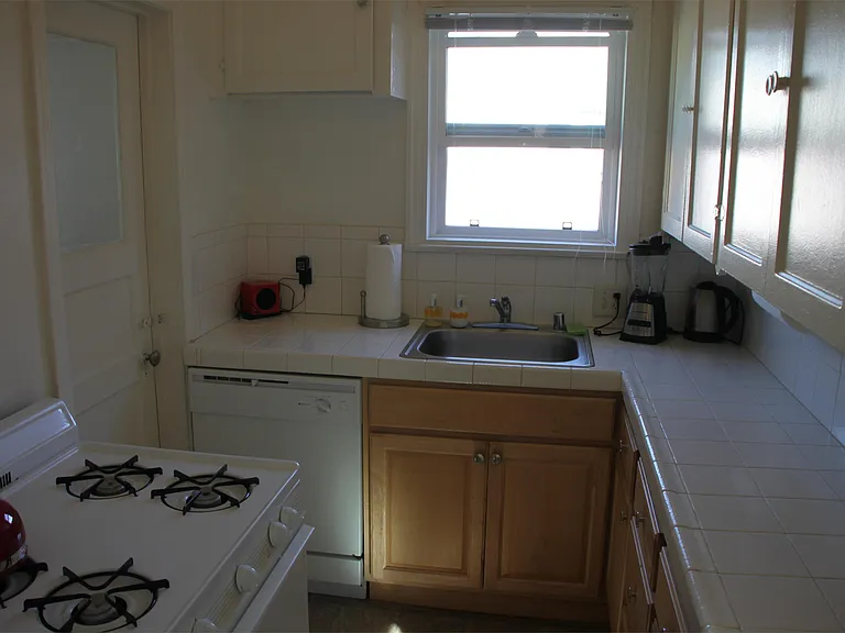 715 W 30th St #6 — Photo 4
