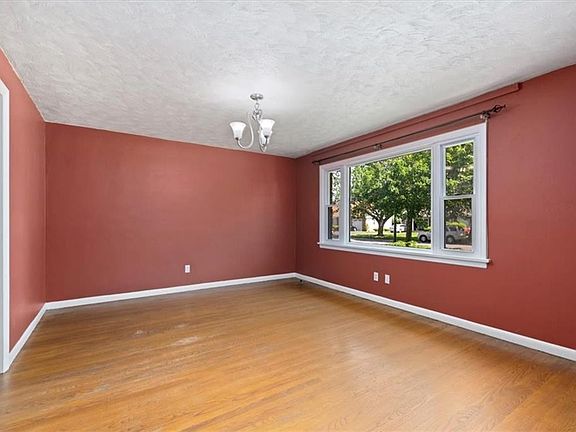 4th image of 904 Sherman Dr