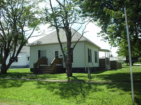 702 Water St, Nokomis, IL 62075