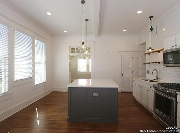 5th image of 402 E Locust St