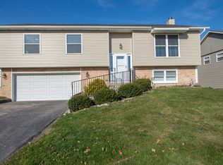 449 Canyon Trl, Carol Stream, IL 60188