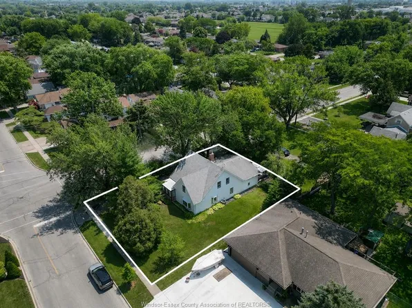 12437 Saint Thomas St, Tecumseh, ON N8N 1H7